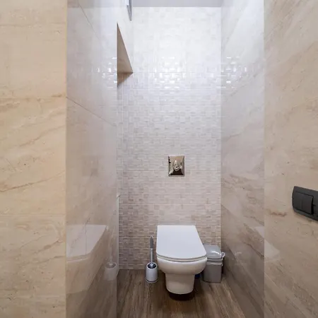 Royal On Kovzhyna 6 *