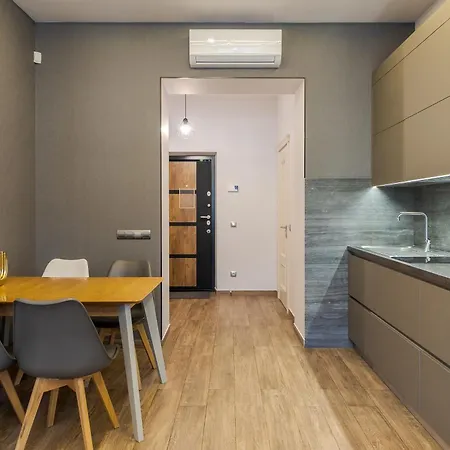 Royal On Kovzhyna 6 *