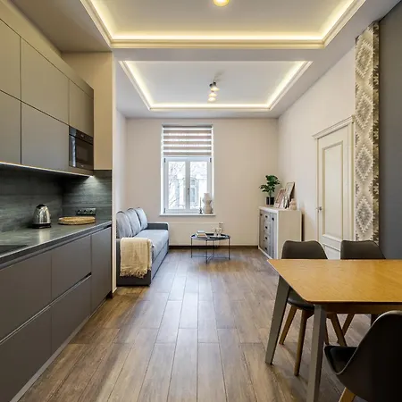 Royal On Kovzhyna 6 *