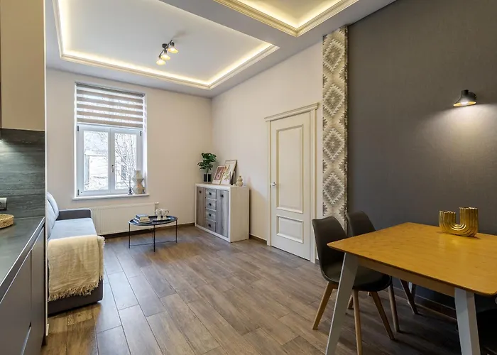 Royal On Kovzhyna 6 *