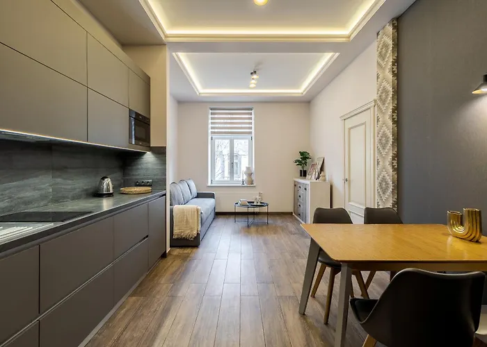 Royal On Kovzhyna 6 *