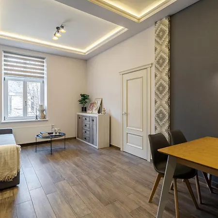 Royal On Kovzhyna 6 *