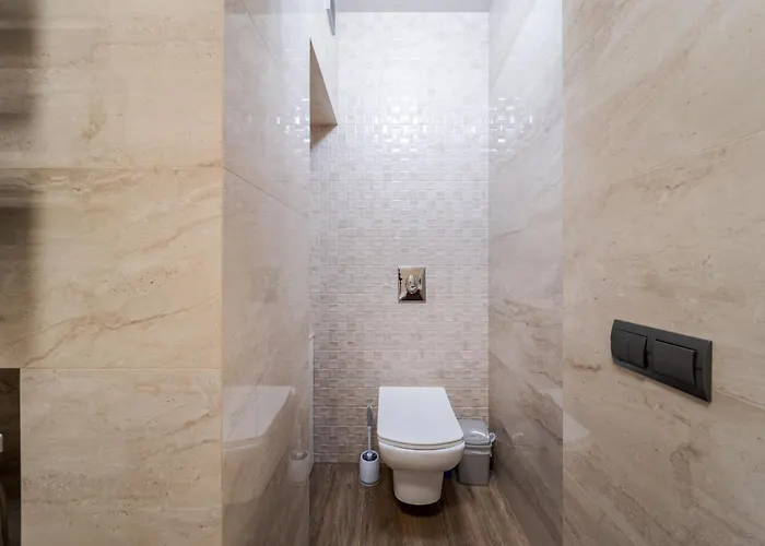 Royal On Kovzhyna 6 *