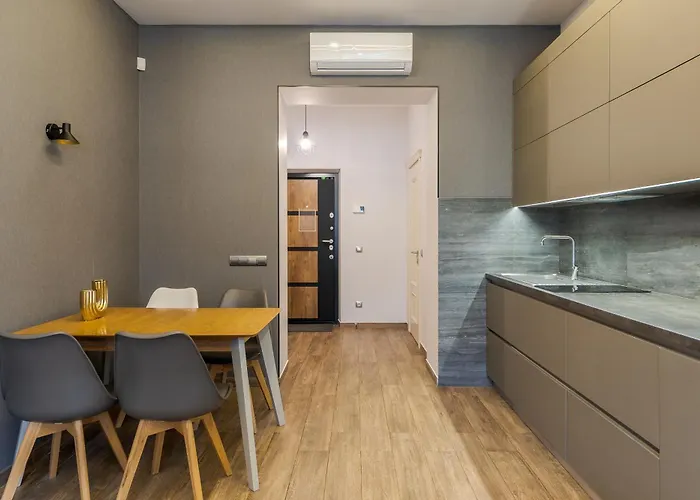 Royal On Kovzhyna 6 *